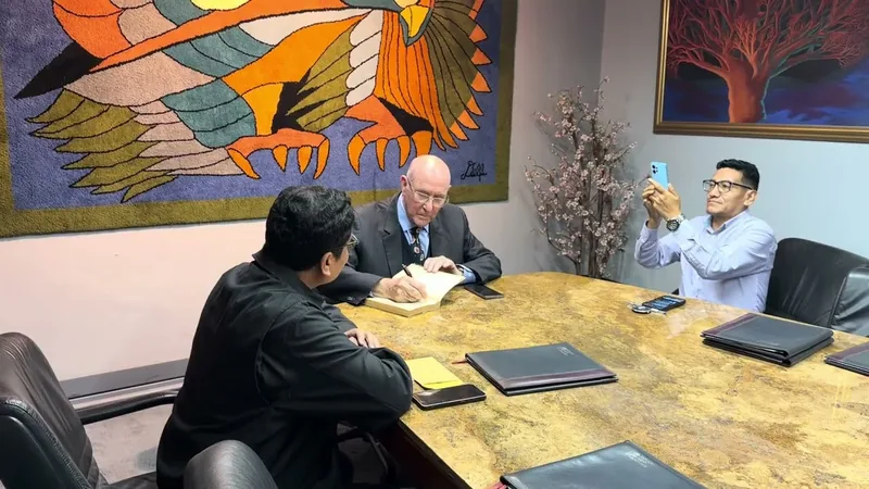 El Dr. Pinkas Flint revisando un documento junto a un cliente.