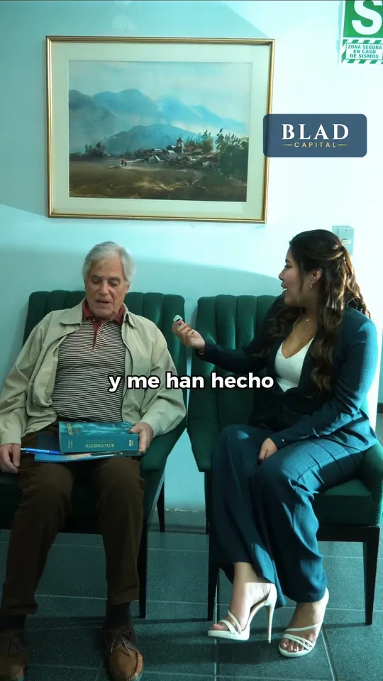 Testimonio 1: dos personas conversan sentadas en una sala de espera.